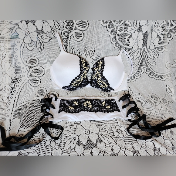 Victoria's Secret - White and Black Very Sexy Bra and Hip Corset set - (36D/M-L) - Picture 11 of 14